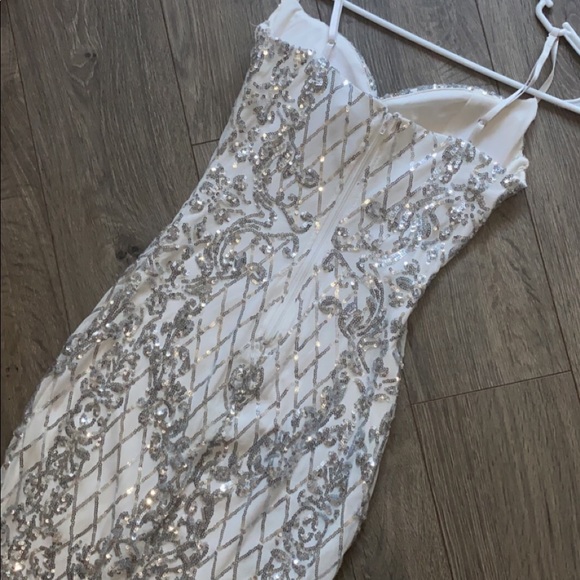 WINDSOR SILVER AND WHITE BODYCON DRESS - Picture 4 of 6